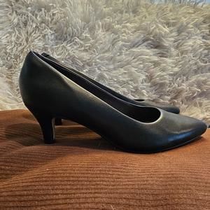 CLARKS EUC Black Leather Linvale Jarica Kitten Heel Pump - Sz 6.5